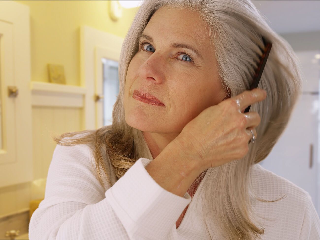 Эксперт рекомендует женщинам инвестировать в еженедельный уход за волосами, поддерживая увлажнение и питание кожи головы круглый год