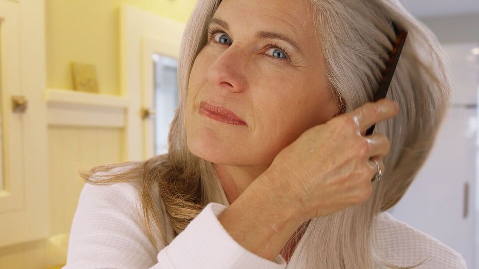 Експертка рекомендує жінкам інвестувати в щотижневий догляд за волоссям, підтримуючи зволоження й живлення шкіри голови цілий рік