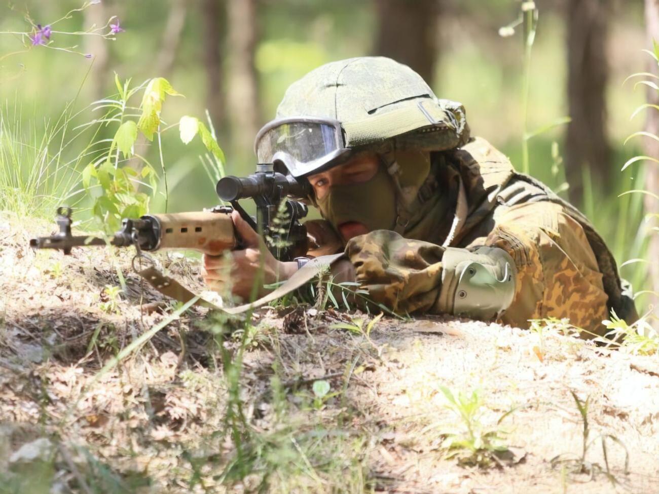 Фотография белорусского спецназовца, который целится при помощи закрытой оптики, развеселила украинских пограничников