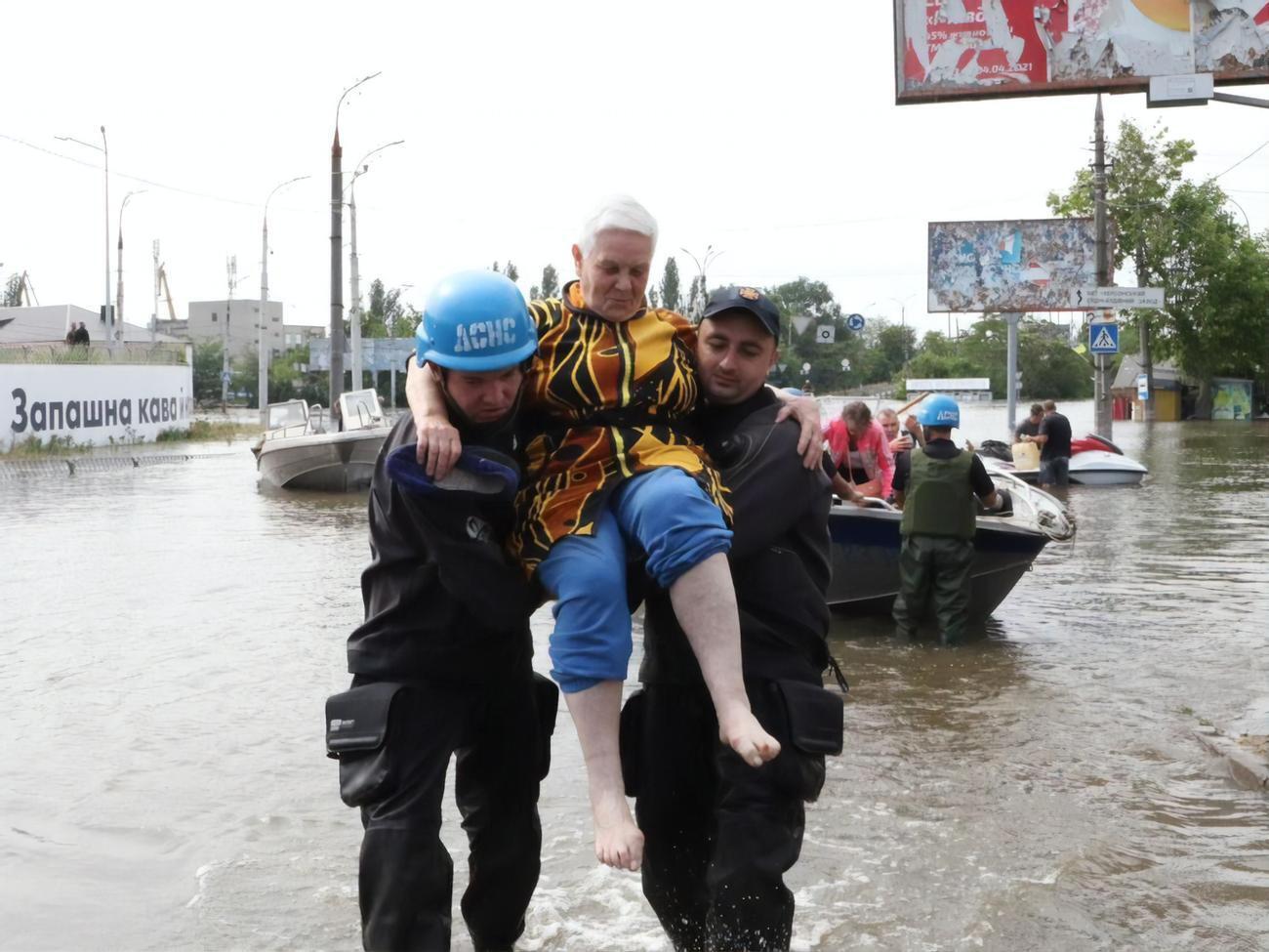 Более двух тысяч человек эвакуировано с затопленных в результате подрыва оккупантами Каховской ГЭС территорий Херсонской области