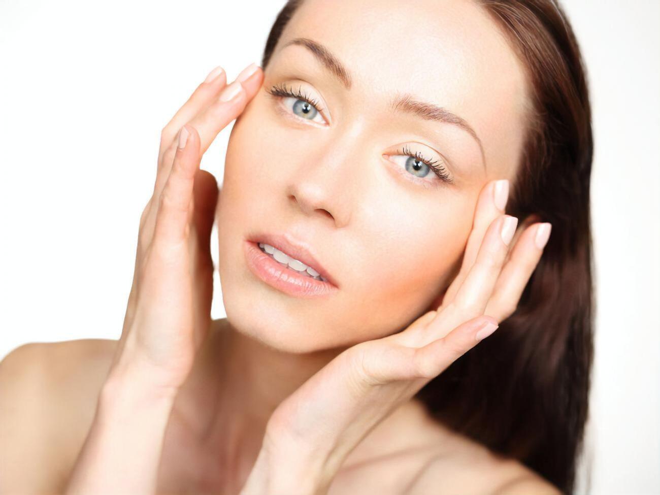 Кожу вокруг глаз нельзя тереть