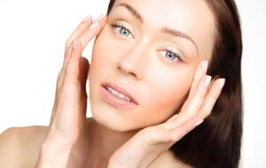 Кожу вокруг глаз нельзя тереть