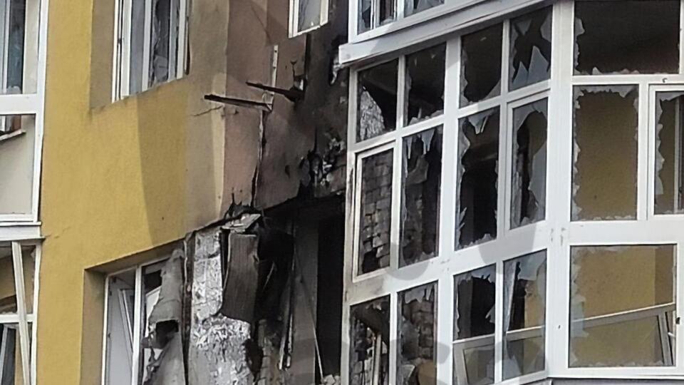 В доме повреждено 10 квартир, три человека пострадали, но госпитализация им не понадобилась