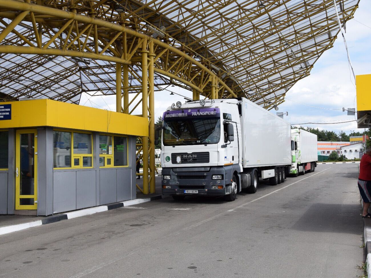 На виїзд із Польщі (в'їзд в Україну) пропускають лише транспорт, який перевозить гуманітарні вантажі