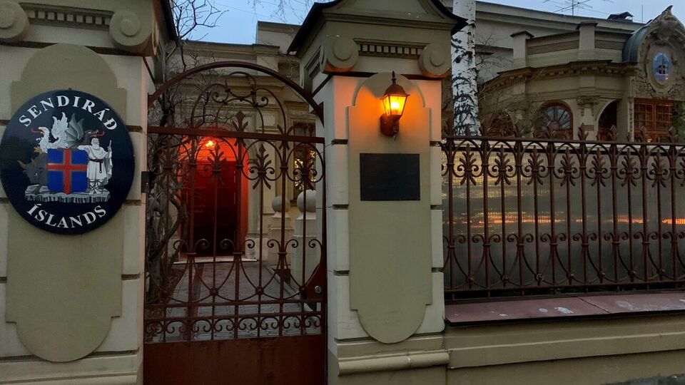"Нинішня ситуація просто не дає змоги невеликій дипломатичній службі Ісландії мати посольство в Росії", – повідомили в ісландському МЗС