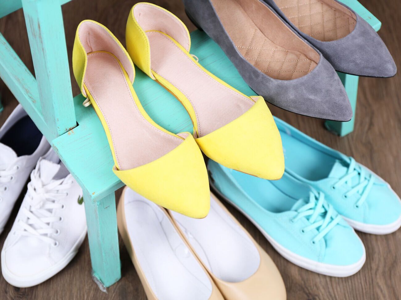 Эксперт предлагает для удобства покупать босоножки или сандалии на плоской подошве