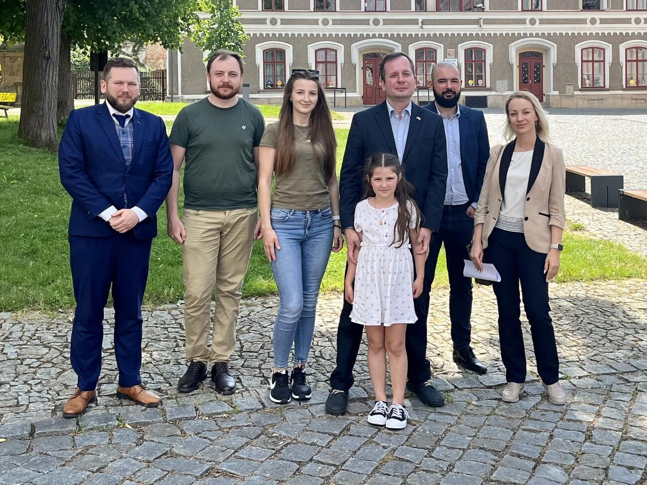 Украинские дипломаты в Чехии приехали поддержать девочку, пострадавшую от одноклассников