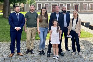 Українські дипломати в Чехії приїхали підтримати дівчинку, яка постраждала від однокласників