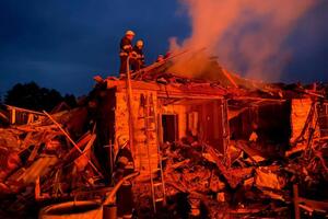 В результате падения обломков российской ракеты в Звягеле погибла женщина, разрушены и повреждены десятки домов. Фоторепортаж