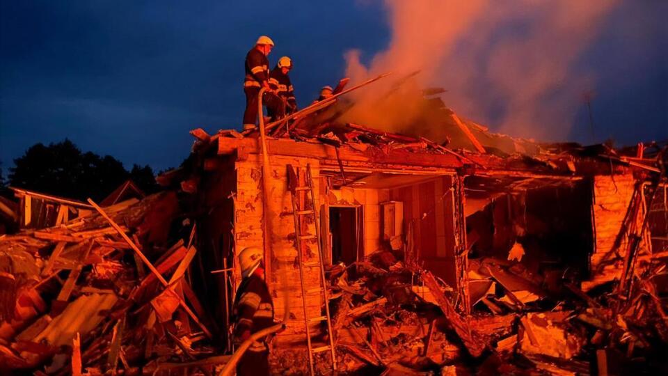 В результате падения обломков российской ракеты в Звягеле погибла женщина, разрушены и повреждены десятки домов. Фоторепортаж