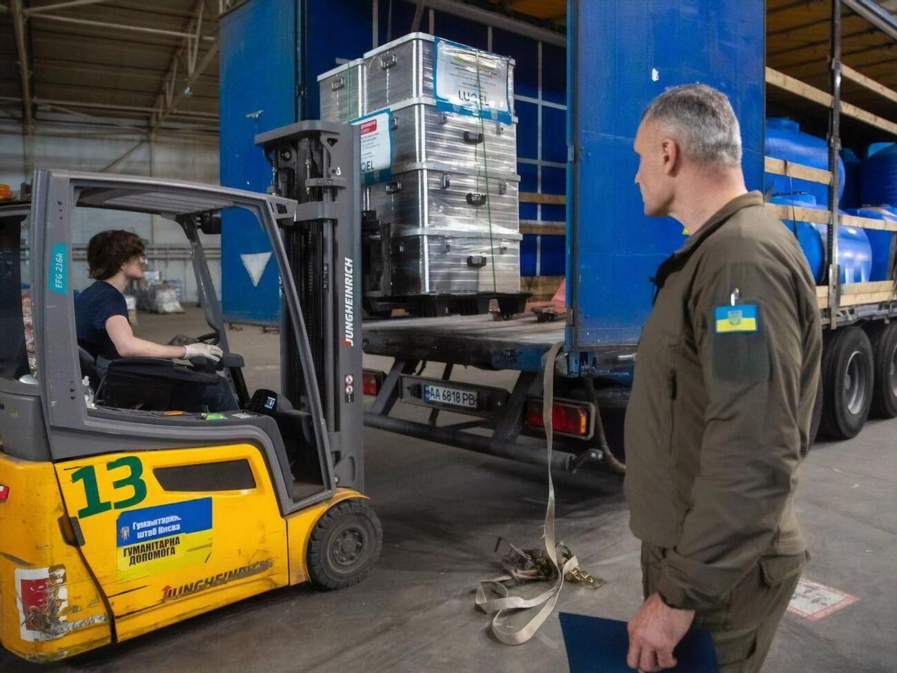 В первой партии гуманитарной помощи, которая отправилась в Херсон 8 июня, были мотопомпы, станции биологической очистки воды, надувные лодки и тепловые пушки