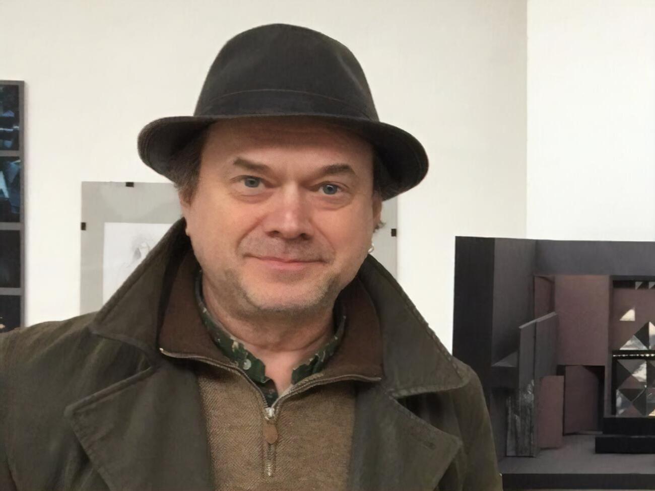 5 апреля Ступка на Range Rover въехал в припаркованный Mitsubishi, внутри которого находился 38-летний мужчина