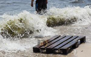 Через підрив ГЕС до берегів Одеси й інших міст почало виносити сміття, фрагменти будинків і меблів