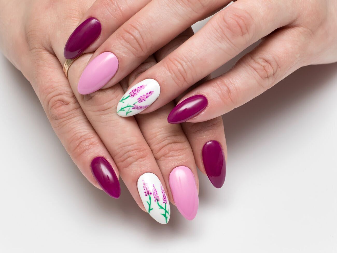 Чтобы придать ногтям миндалевидную форму, сперва нужно убрать углы