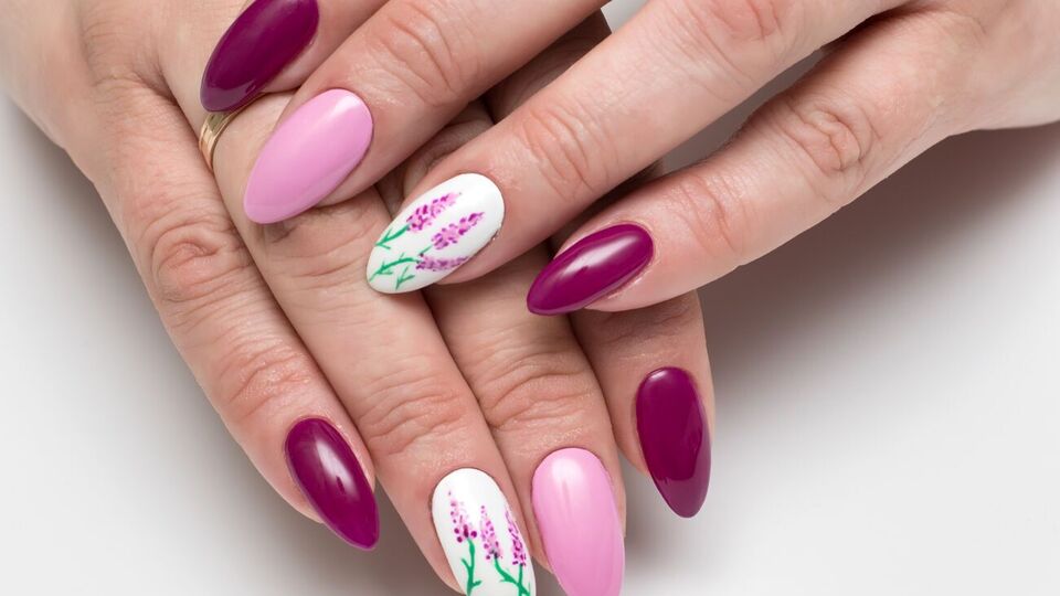 Чтобы придать ногтям миндалевидную форму, сперва нужно убрать углы