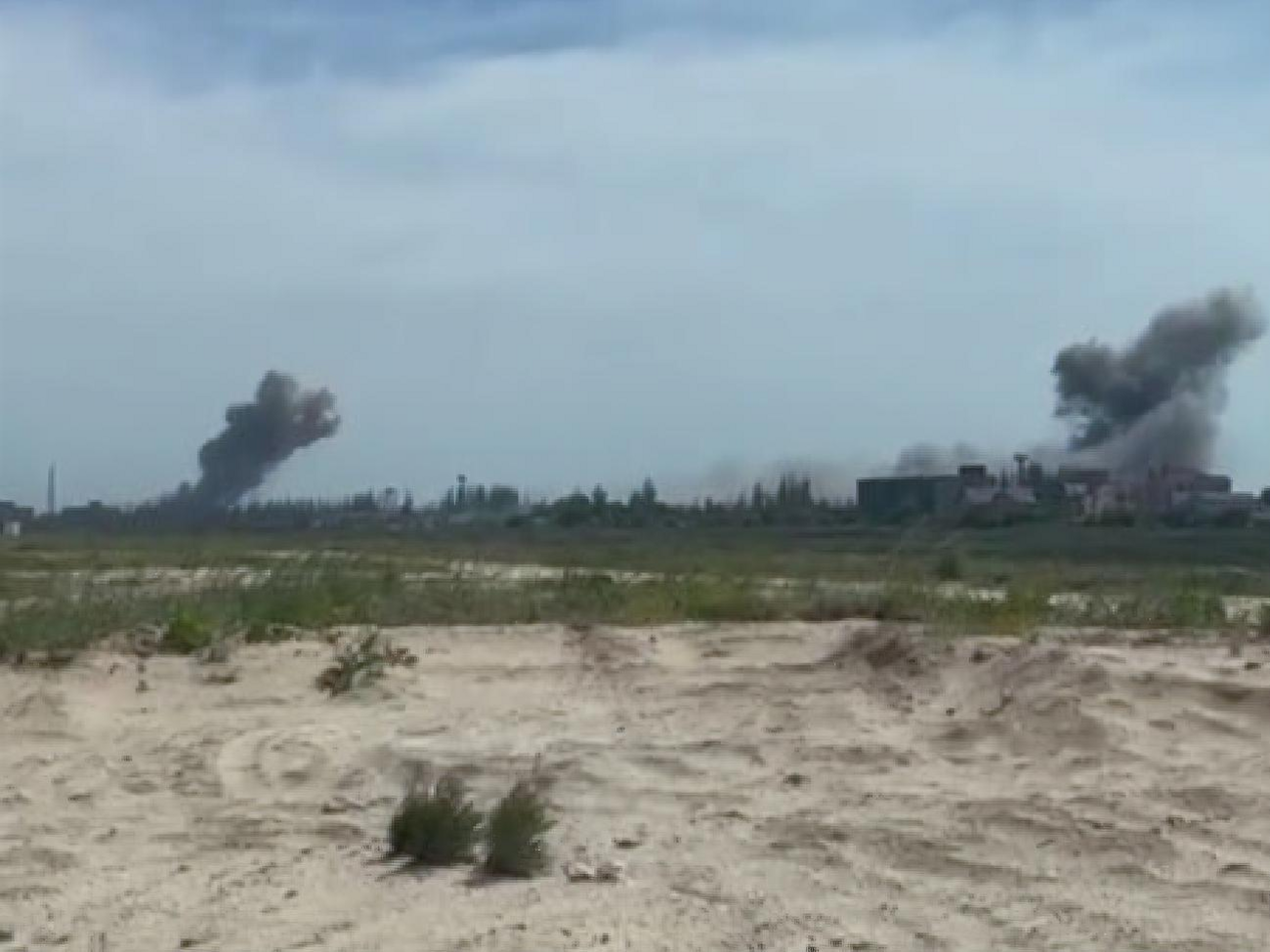 По одній із баз відпочинку на Арабатській стрілці, де розташувалися окупанти, завдали удару. Роспропаганда говорить про ракети Storm Shadow