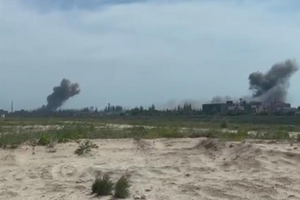 По одній із баз відпочинку на Арабатській стрілці, де розташувалися окупанти, завдали удару. Роспропаганда говорить про ракети Storm Shadow