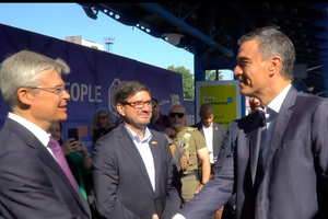 Санчес (справа) опубликовал видео с Киевского вокзала