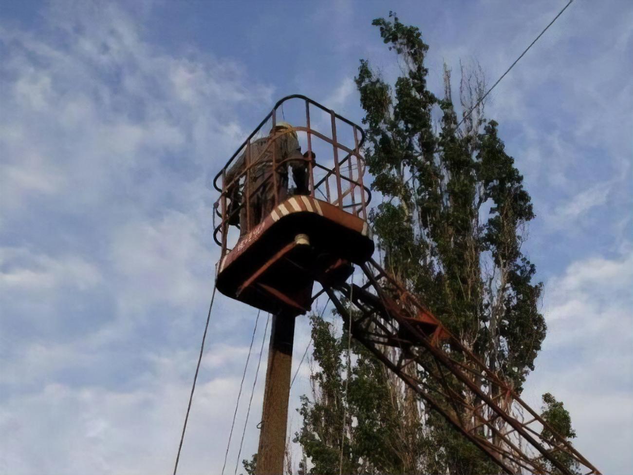 Енергетики в Донецькій області працюють над виконанням заявок та одночасно й далі відновлюють електромережі після обстрілів, які не припиняються у регіоні