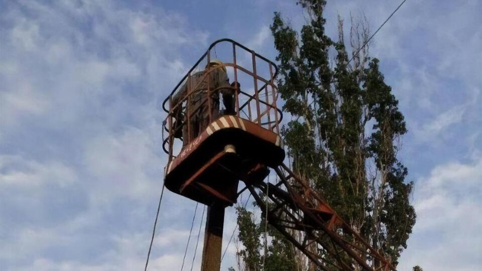 Энергетики в Донецкой области работают над выполнением заявок и одновременно продолжают восстанавливать электросети после непрекращающихся в регионе обстрелов