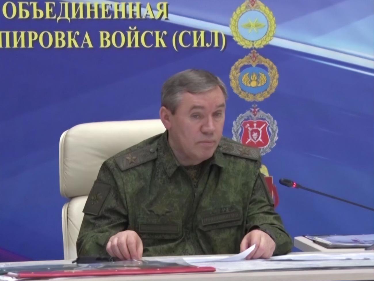 На відео, опублікованому міноборони РФ, Герасимов заслухав доповідь начальника Головного штабу повітряно-космічних сил РФ