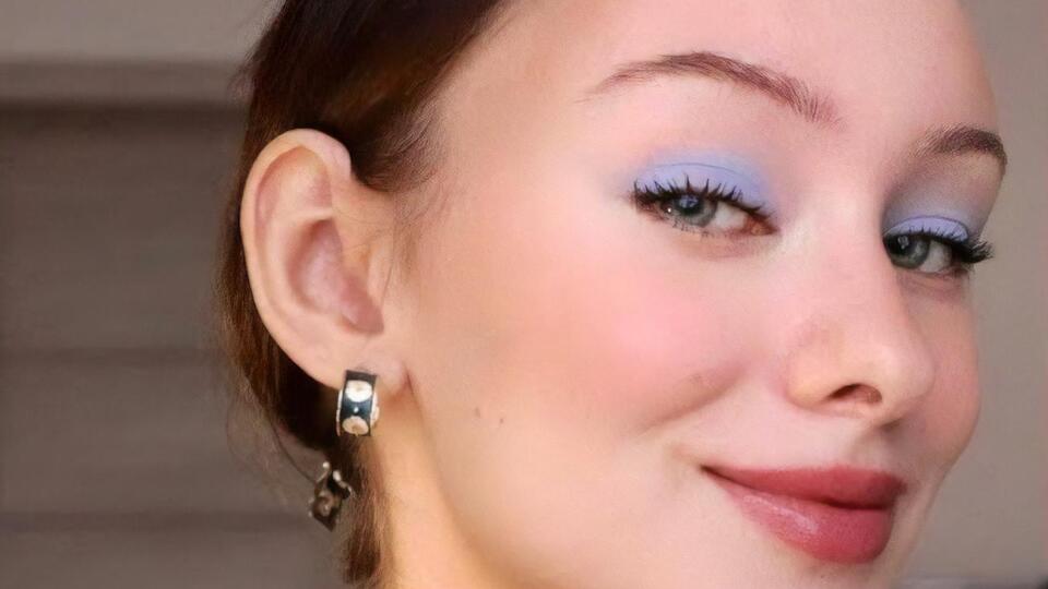 Милованова сочетала голубые тени с нюдовой помадой