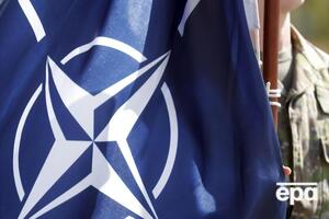 По данным издания, ведущие члены НАТО обсуждают с Киевом вопрос создания "зонтика" для стран, которые готовы регулярно предоставлять Украине военную помощь