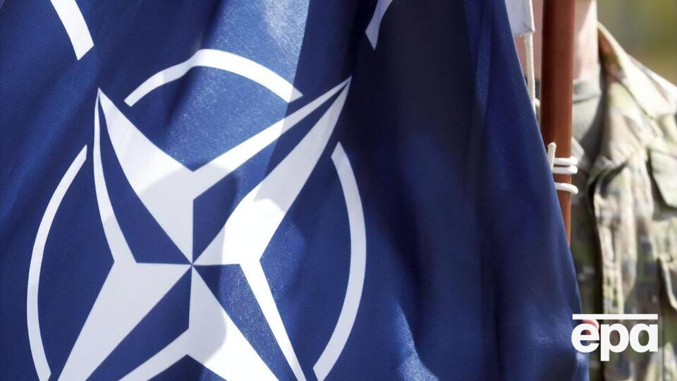 За даними видання, провідні члени НАТО обговорюють із Києвом питання створення "парасольки" для країн, які готові регулярно надавати Україні військову допомогу
