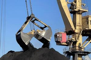 Политолог заявил, что в набсовет компании предлагают назначить людей, которые с 2014 года через ПАО "Донбассэнерго" закупали уголь с оккупированных территорий и у российских поставщиков