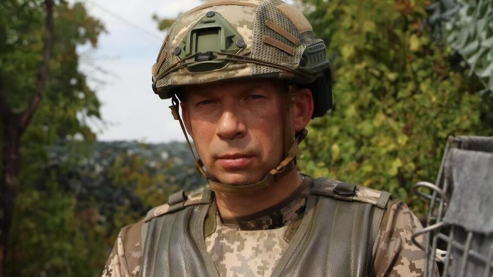 На бахмутському напрямку ворога вибивають із позицій, зазначив Сирський
