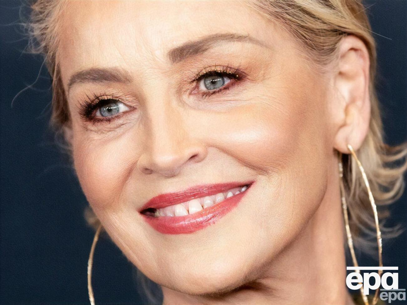 Стоун родилась в 1958 году