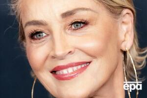 Стоун родилась в 1958 году