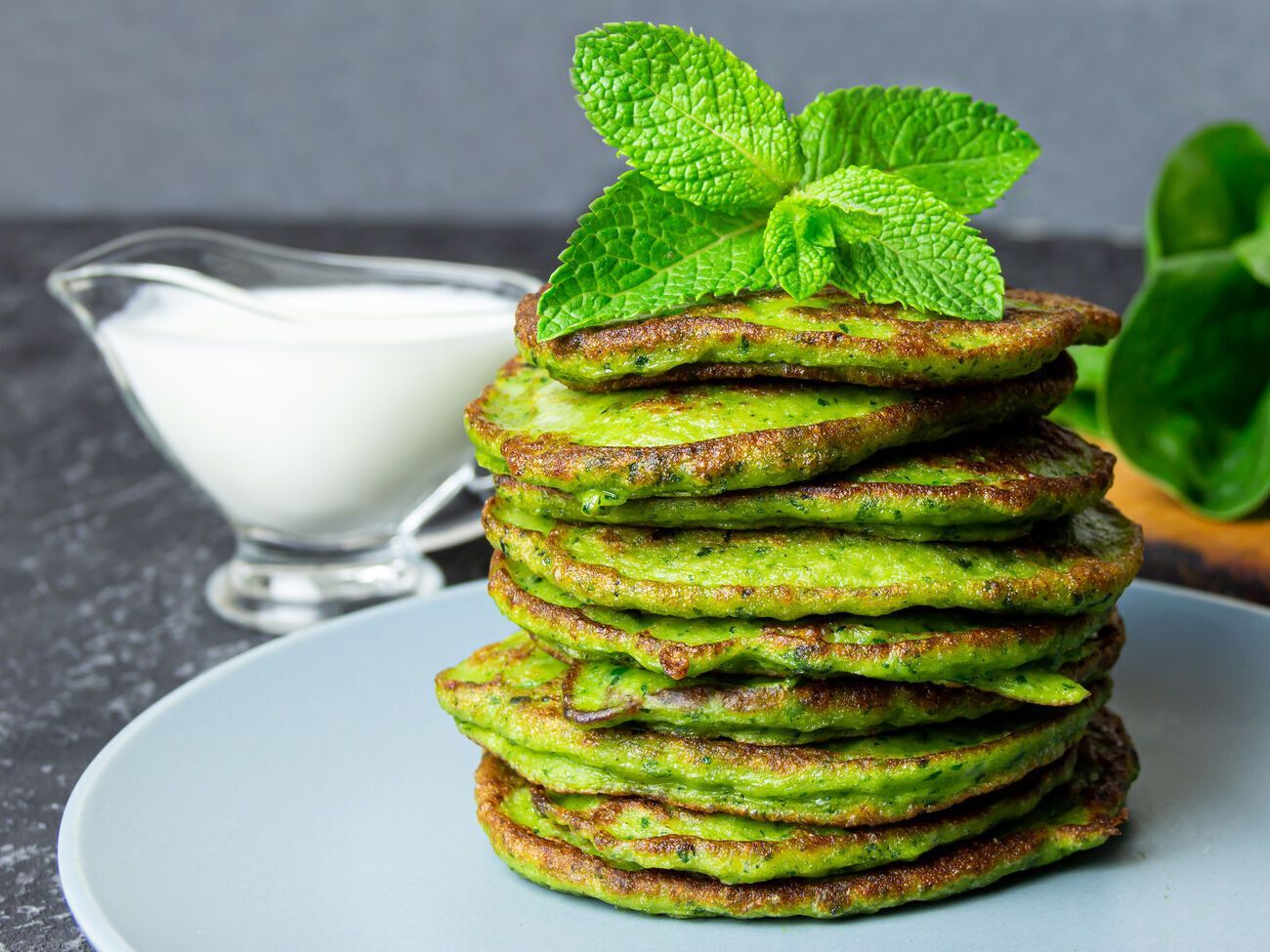 Панкейки необхідно перевертати, коли на них з'являються бульбашки