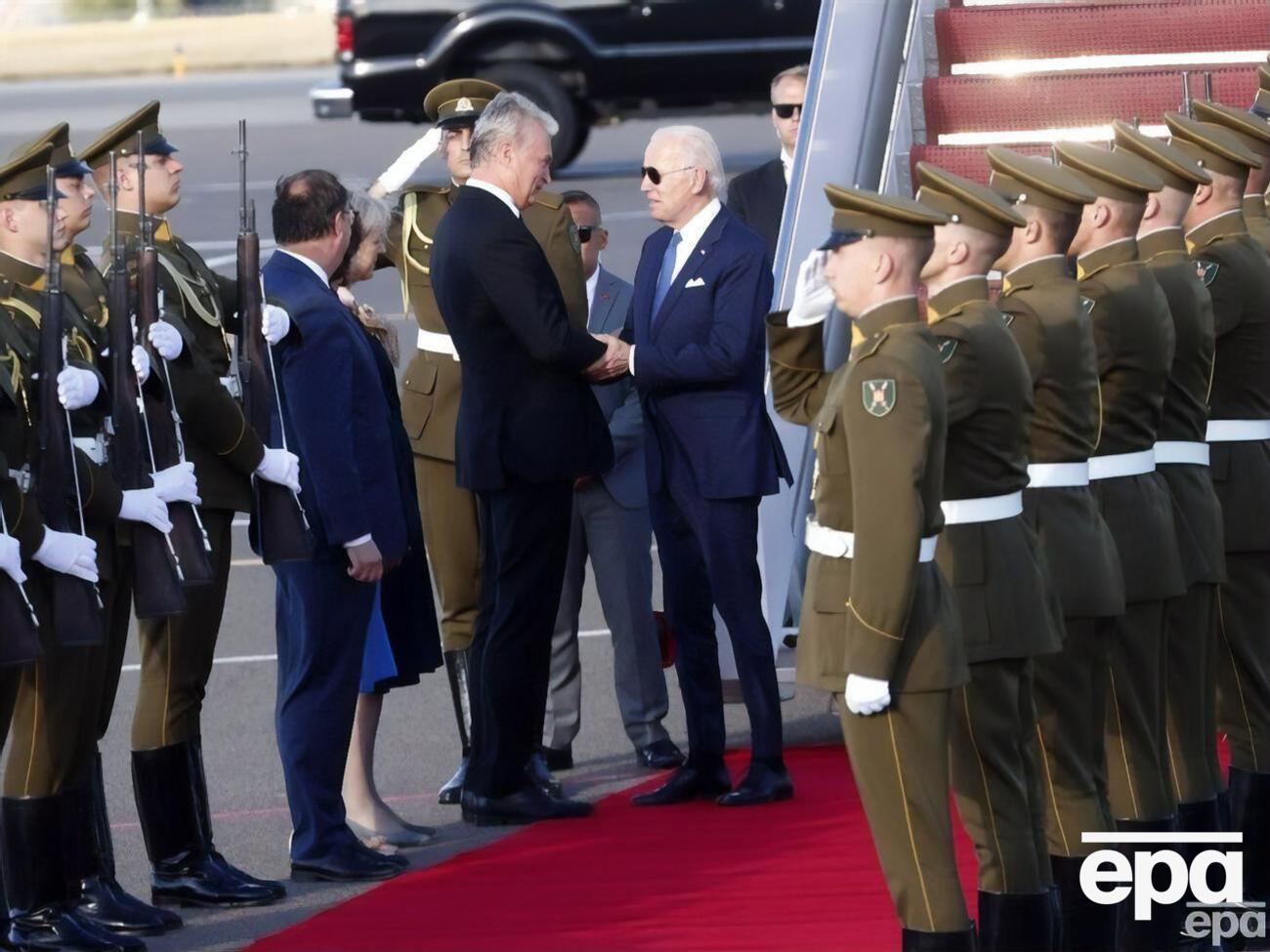 Президент Литви зустрів Байдена в аеропорту