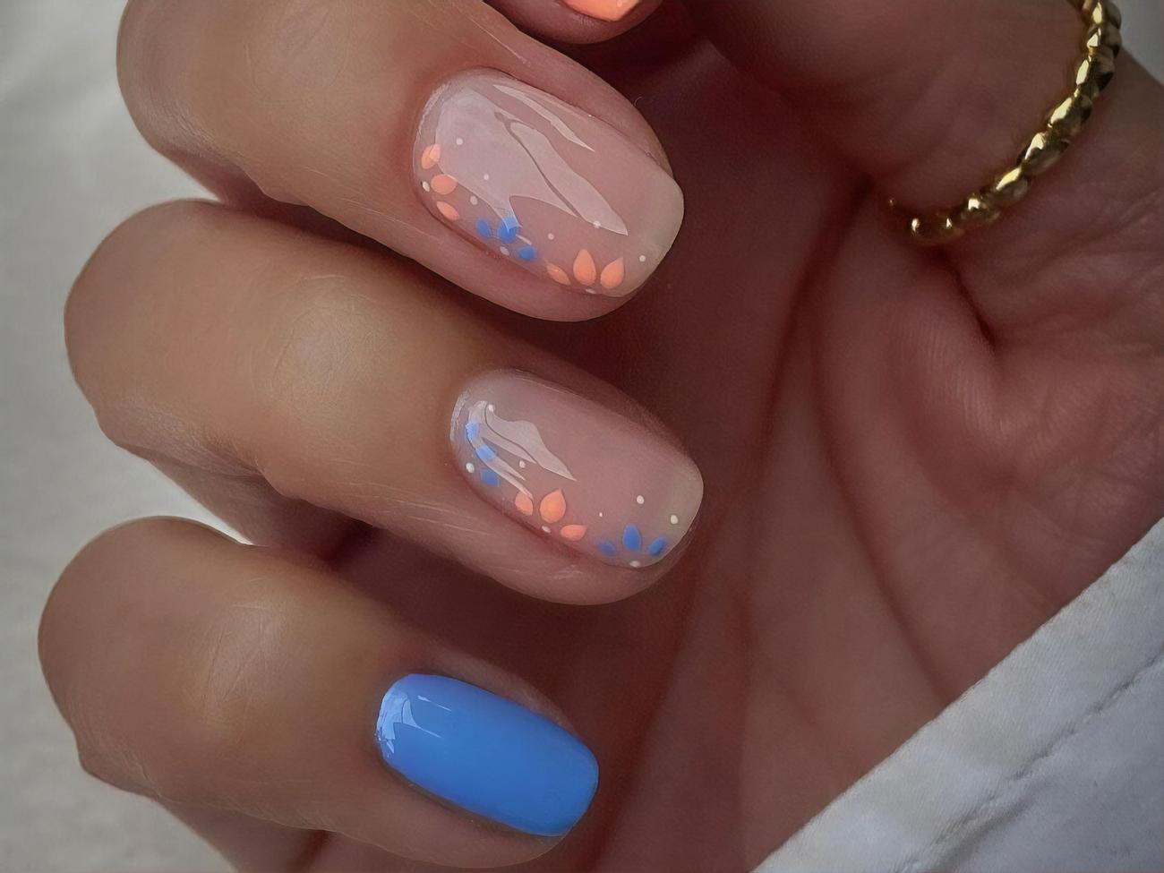 Квіти є головною цікавинкою цього манікюру