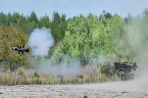 Украинские воины подбили МТ-ЛБ оккупантов из "Стугны-П"