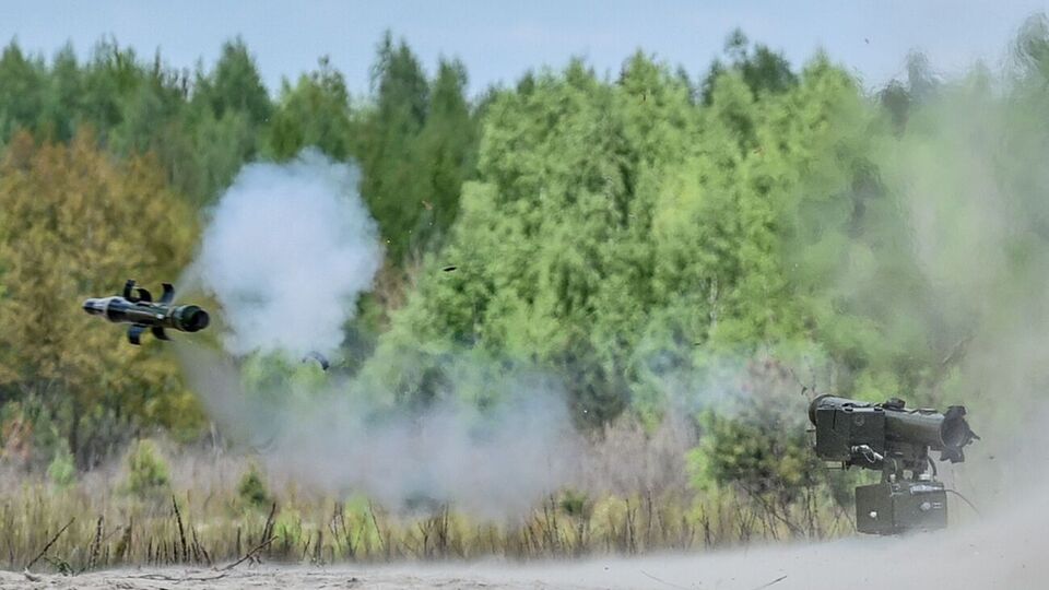 Украинские воины подбили МТ-ЛБ оккупантов из "Стугны-П"