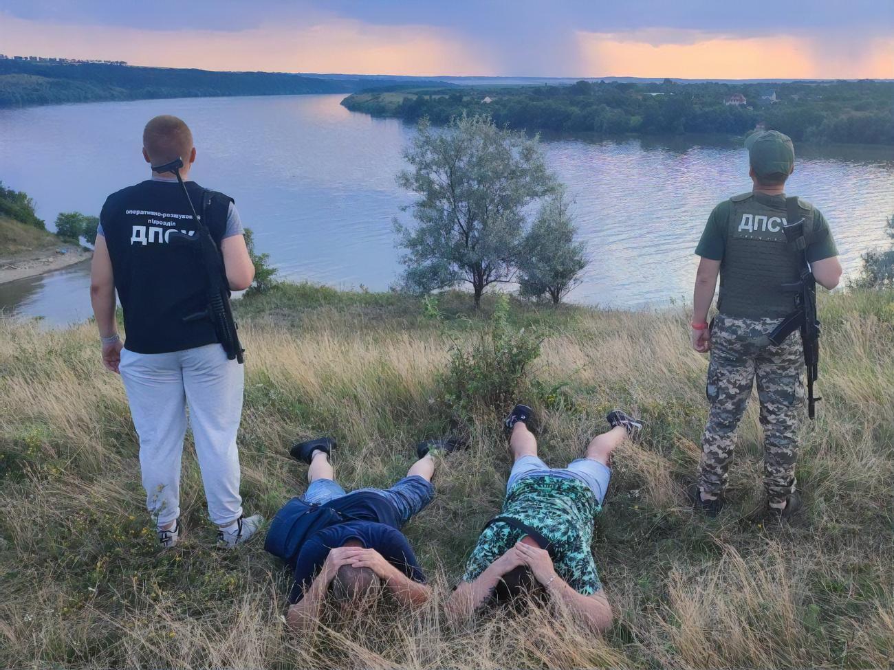 Українські прикордонники затримали порушників, які перепливли Дністер на матраці