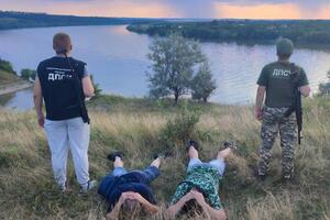 Українські прикордонники затримали порушників, які перепливли Дністер на матраці