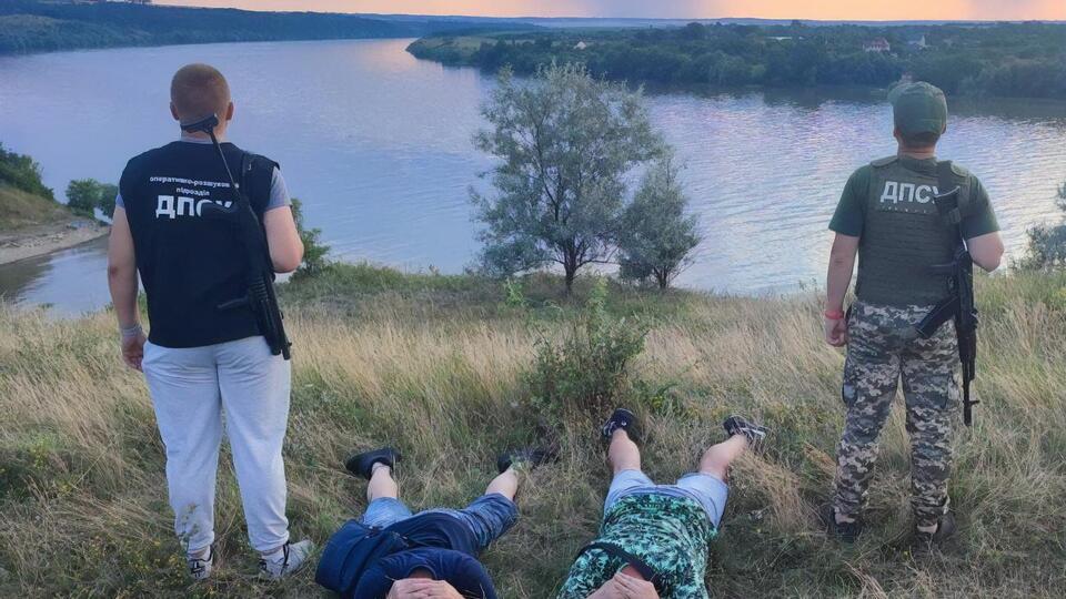Украинские пограничники задержали нарушителей, которые переплыли Днестр на матрасе