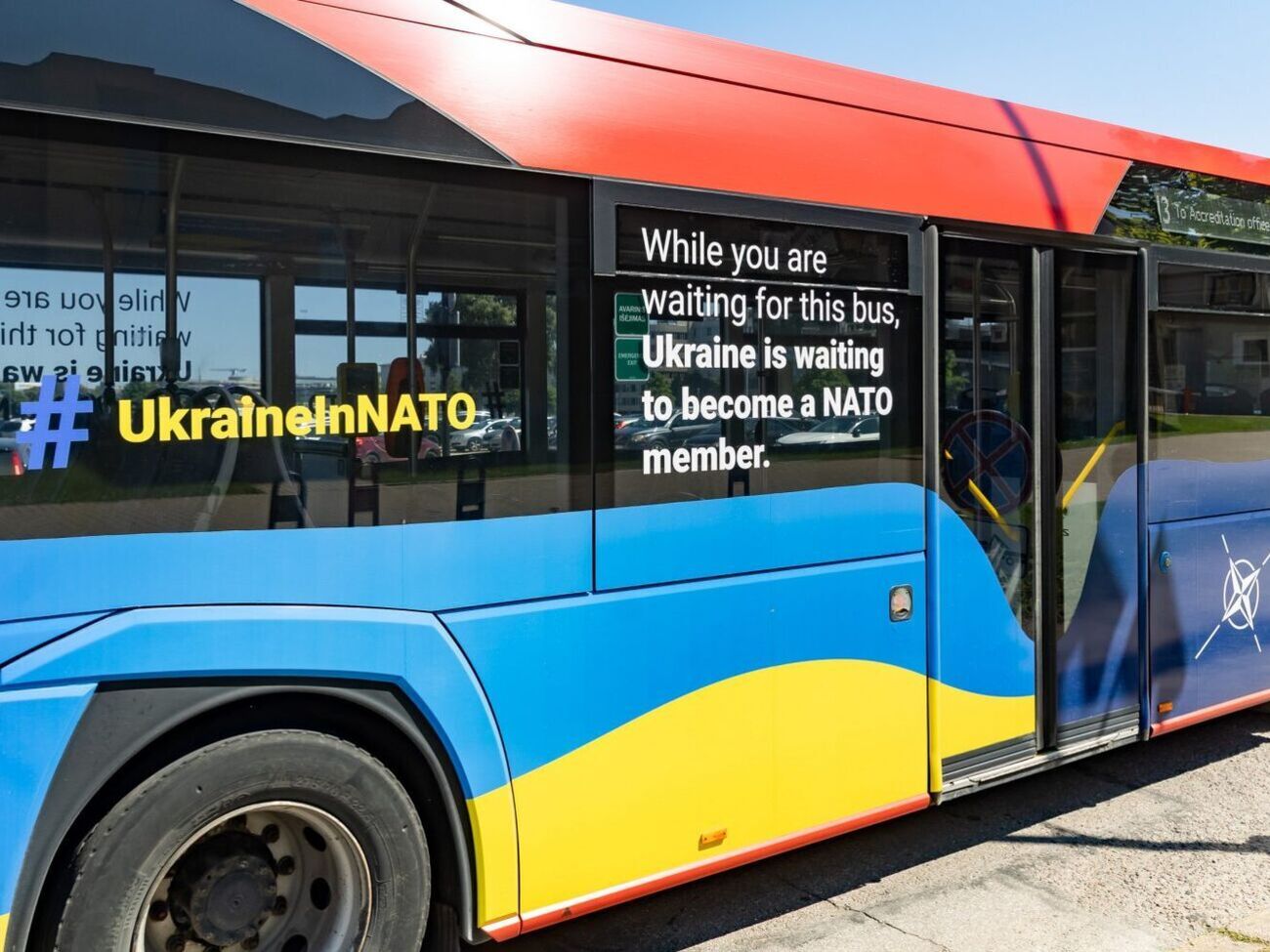 На шатлі для учасників саміту&nbsp;&ndash; напис: "Поки ви чекаєте на цей автобус, Україна чекає на членство в НАТО"