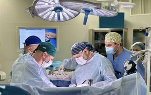 Все трое детей сейчас в реанимациях, их состояние "соответствует уровню перенесенного оперативного вмешательства", сообщают врачи