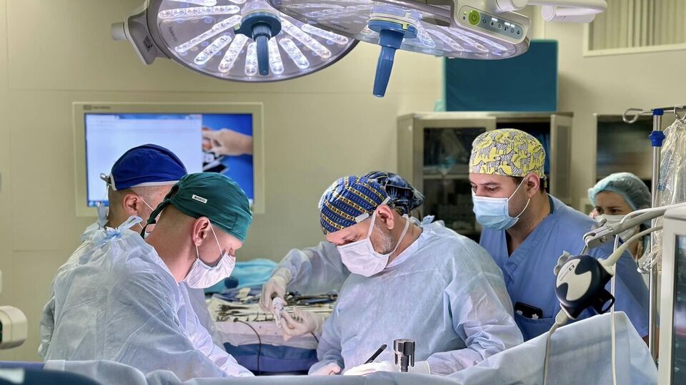 Все трое детей сейчас в реанимациях, их состояние "соответствует уровню перенесенного оперативного вмешательства", сообщают врачи