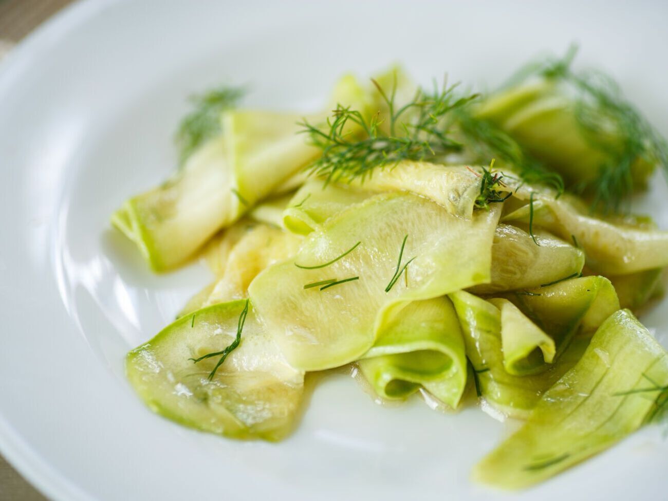 Для приготування малосольних кабачків можна використовувати лише молоді кабачки