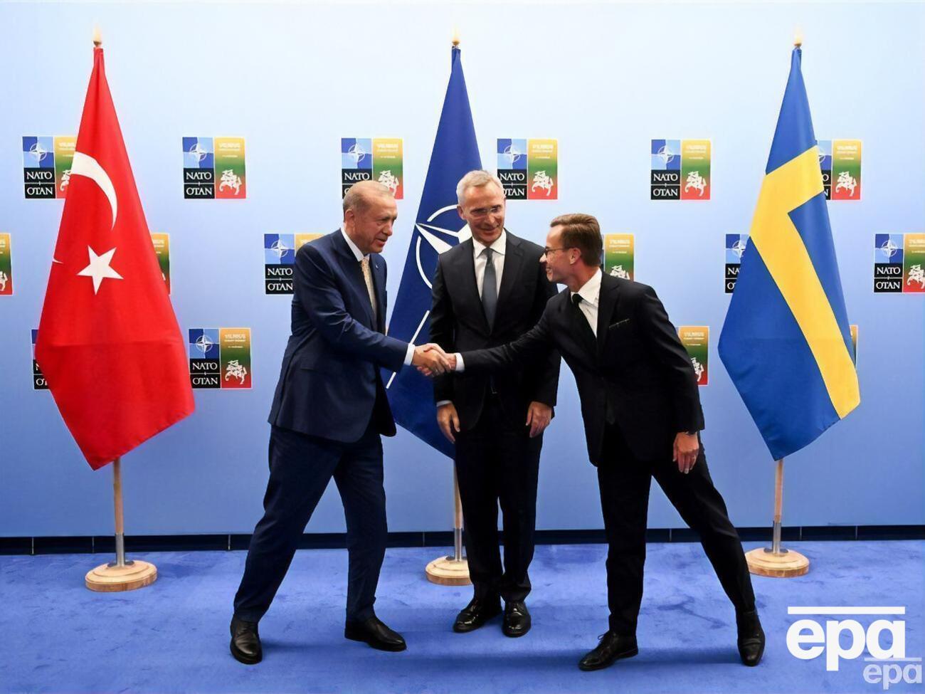 10 липня відбулася тристороння зустріч Столтенберга з президентом Туреччини і прем'єр-міністром Швеції