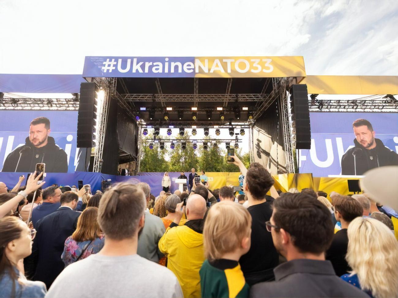 Зеленский: Украинские флаги на литовских улицах доказывают однозначно – мы уже союзники, и Украина защитит и свою, и вашу свободу! И никогда, никогда и никому нельзя оглядываться на Москву!
