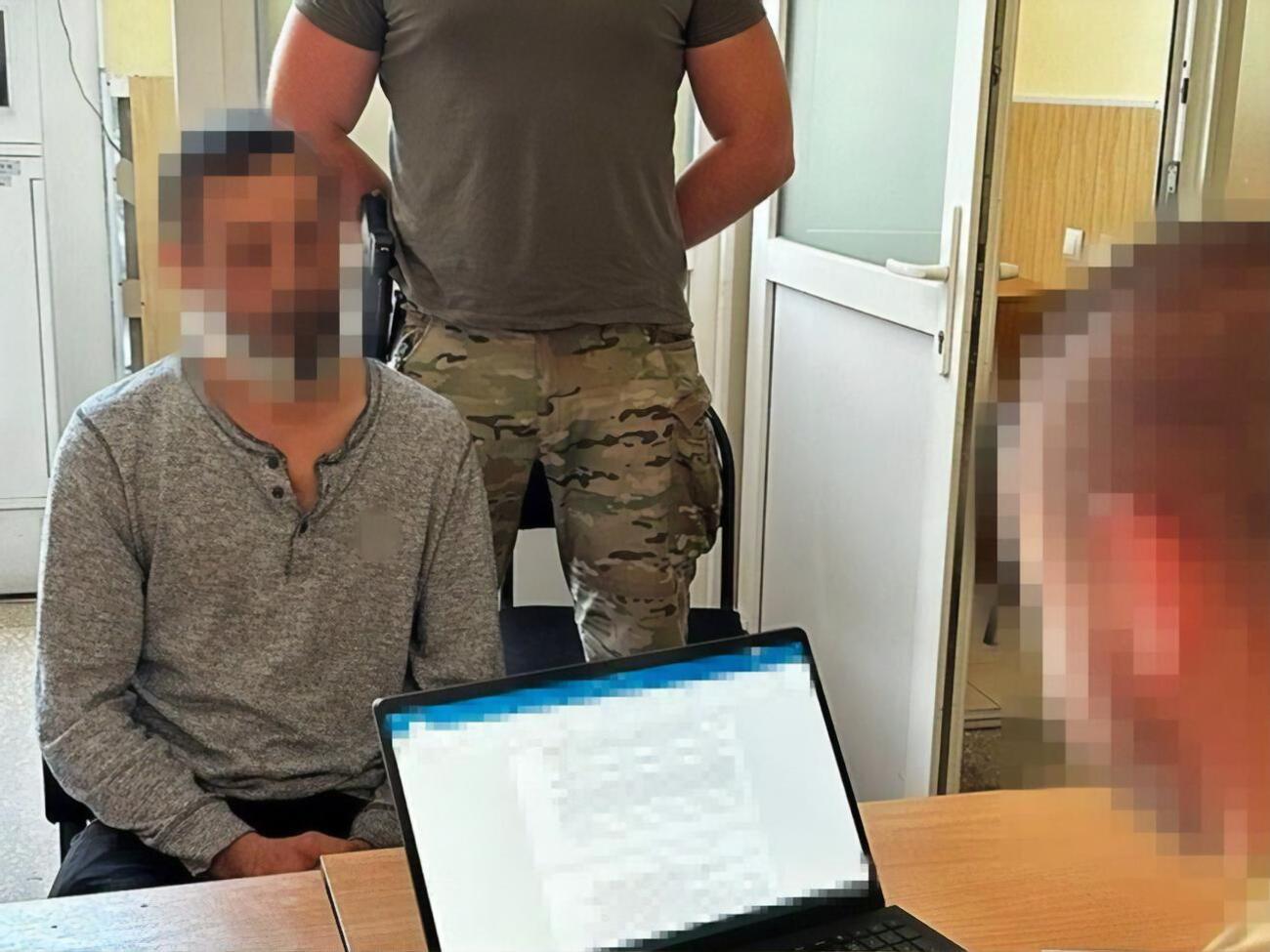 Співробітники СБУ затримали підозрюваного під час виконання ним ворожого завдання на території Бахмута