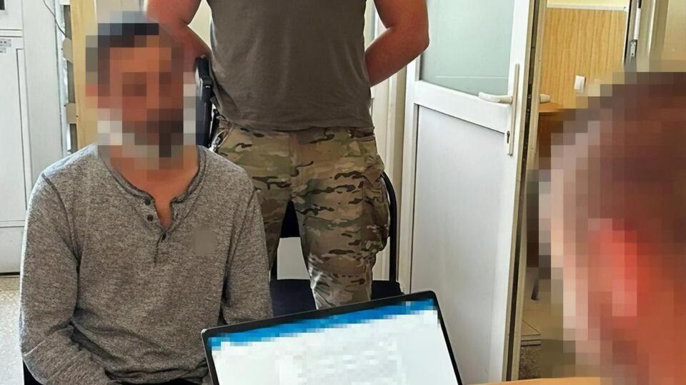 Сотрудники СБУ задержали подозреваемого во время выполнения им вражеской задачи на территории Бахмута