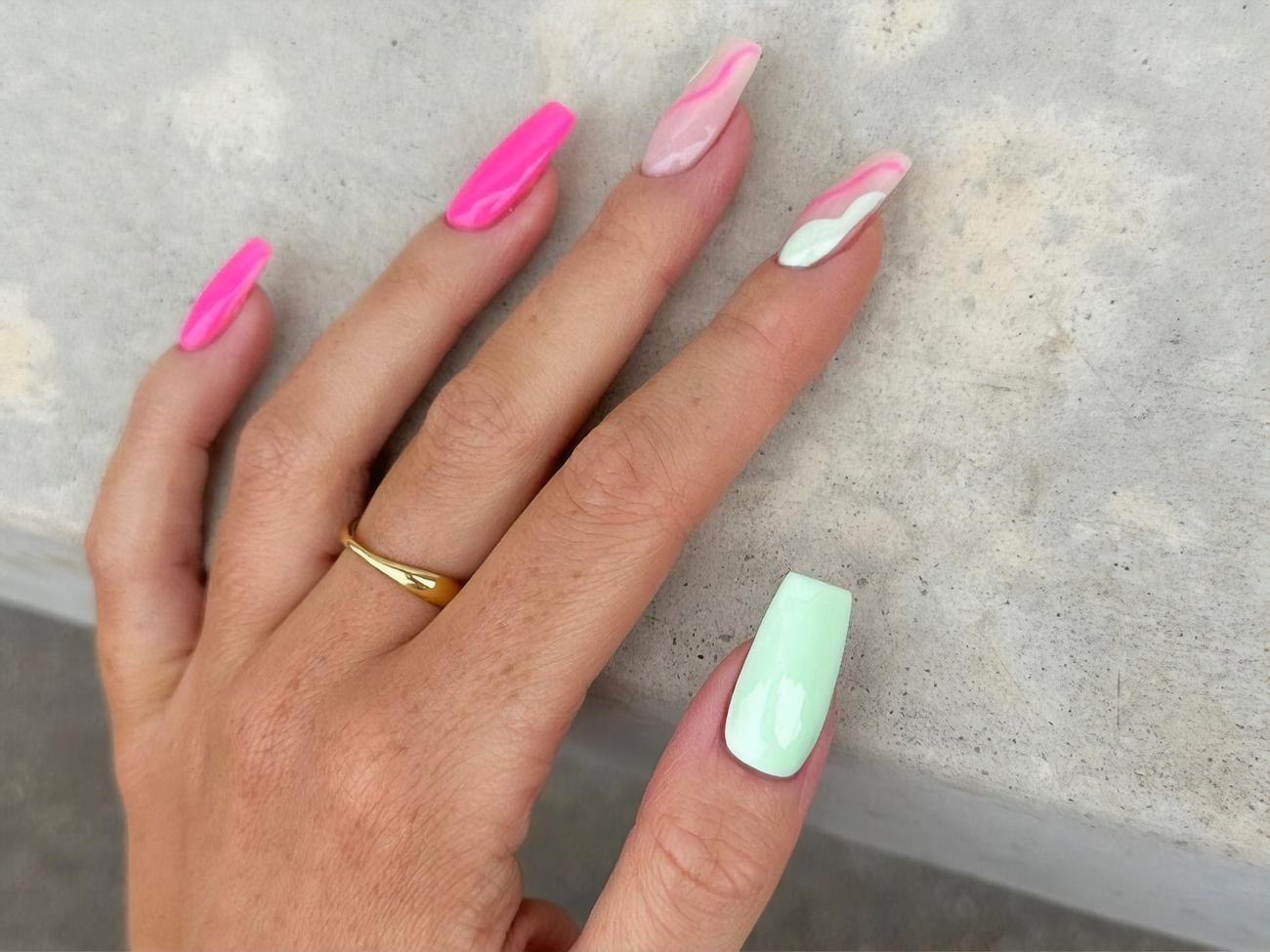 Мастер сделала акцент в виде плавных диагональных линий