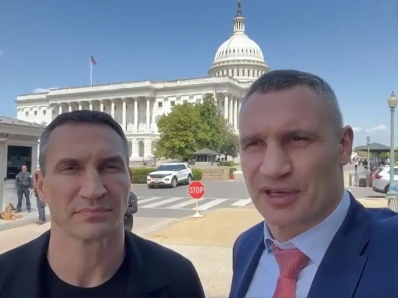 Від початку війни Володимир Кличко 99% свого часу провів у Києві, наголосив його брат Віталій Кличко